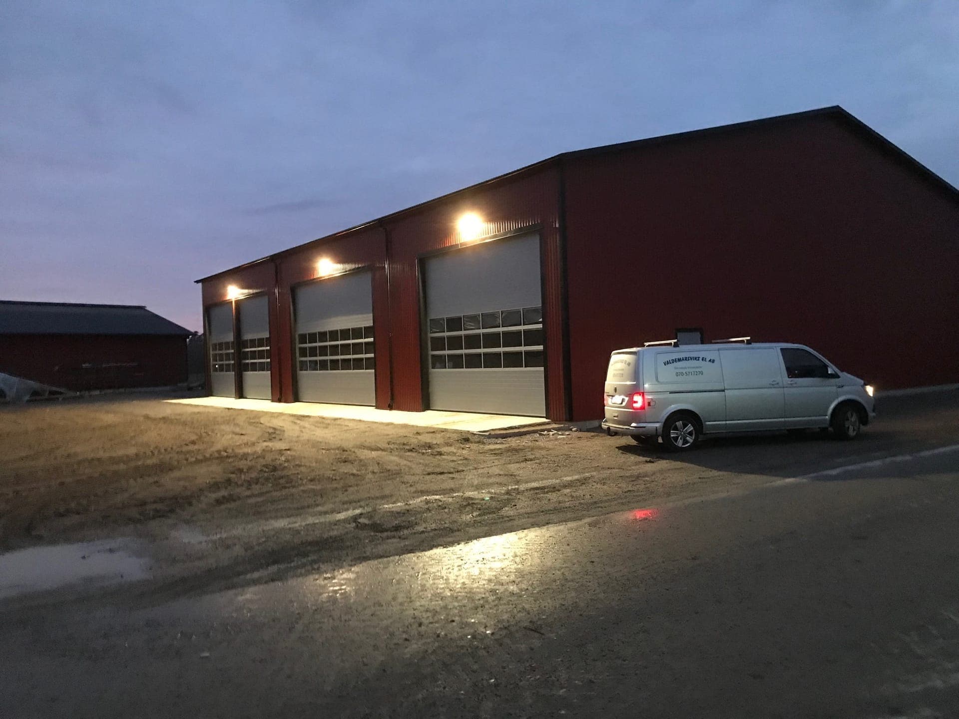 Belysningsinstallation - garage i skymning