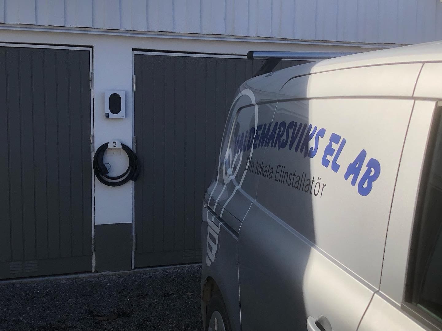 Firmabil vid laddbox