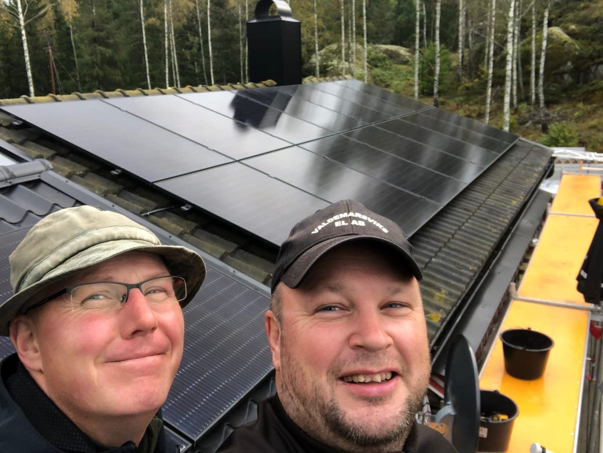 Våra montörer installerar solceller på tak